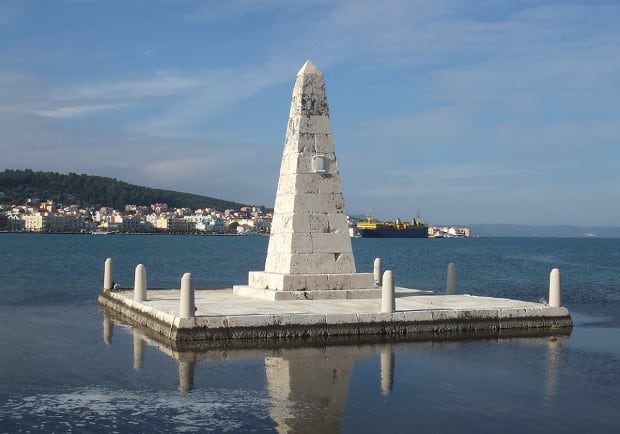 kefalonia argostoli obelisk tourist place athens 2004 (1)