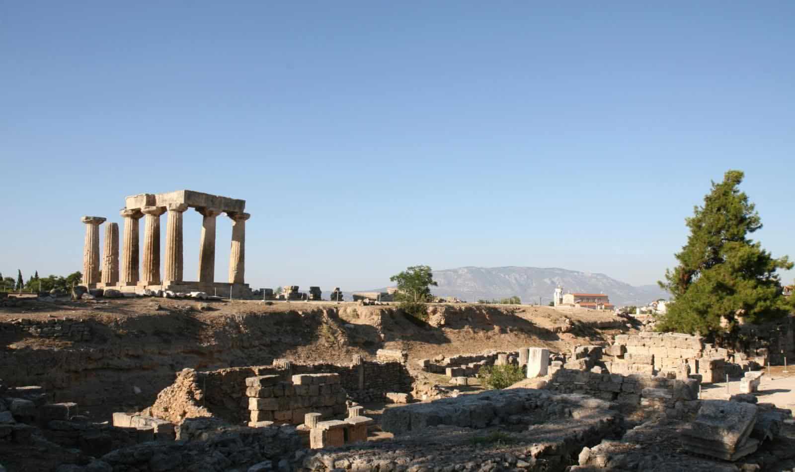korinthos monuments temple apollon athens 2004 (2)